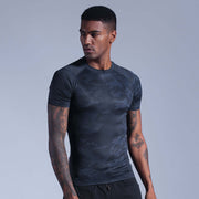 Men's fitness sportswear t-shirt in black camo, lightweight and breathable for optimal workout comfort.