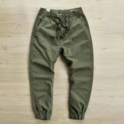 Loose-fit workwear trousers in green – stylish and comfortable.